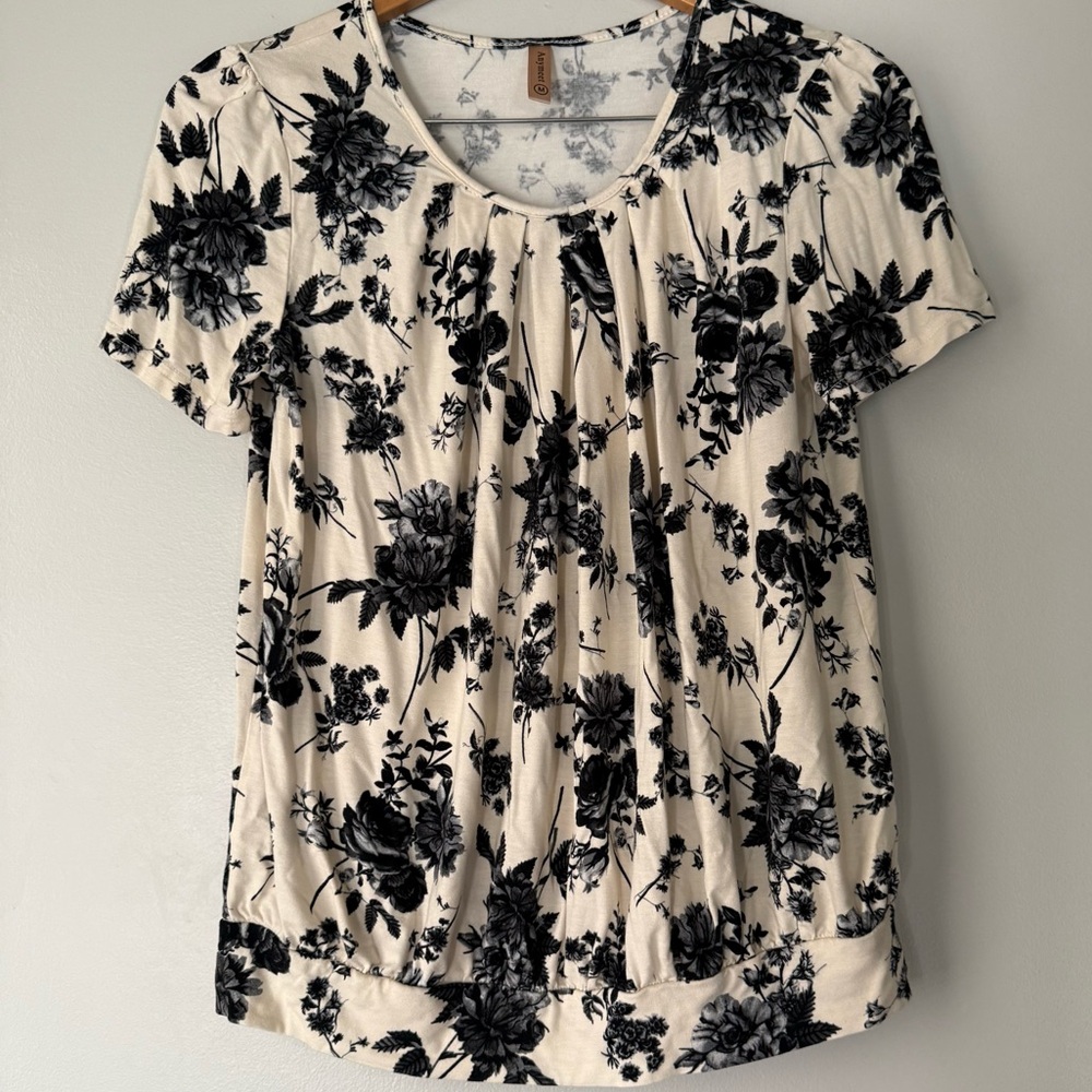 Anymeet Blouse Women’s Medium Cream Black Gray Floral Short Sleeve Scoop Knit